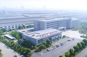 Nhà máy sản xuất xe nâng Anhui HELI tại Trung Quốc với dây chuyền hiện đại và quy mô lớn.