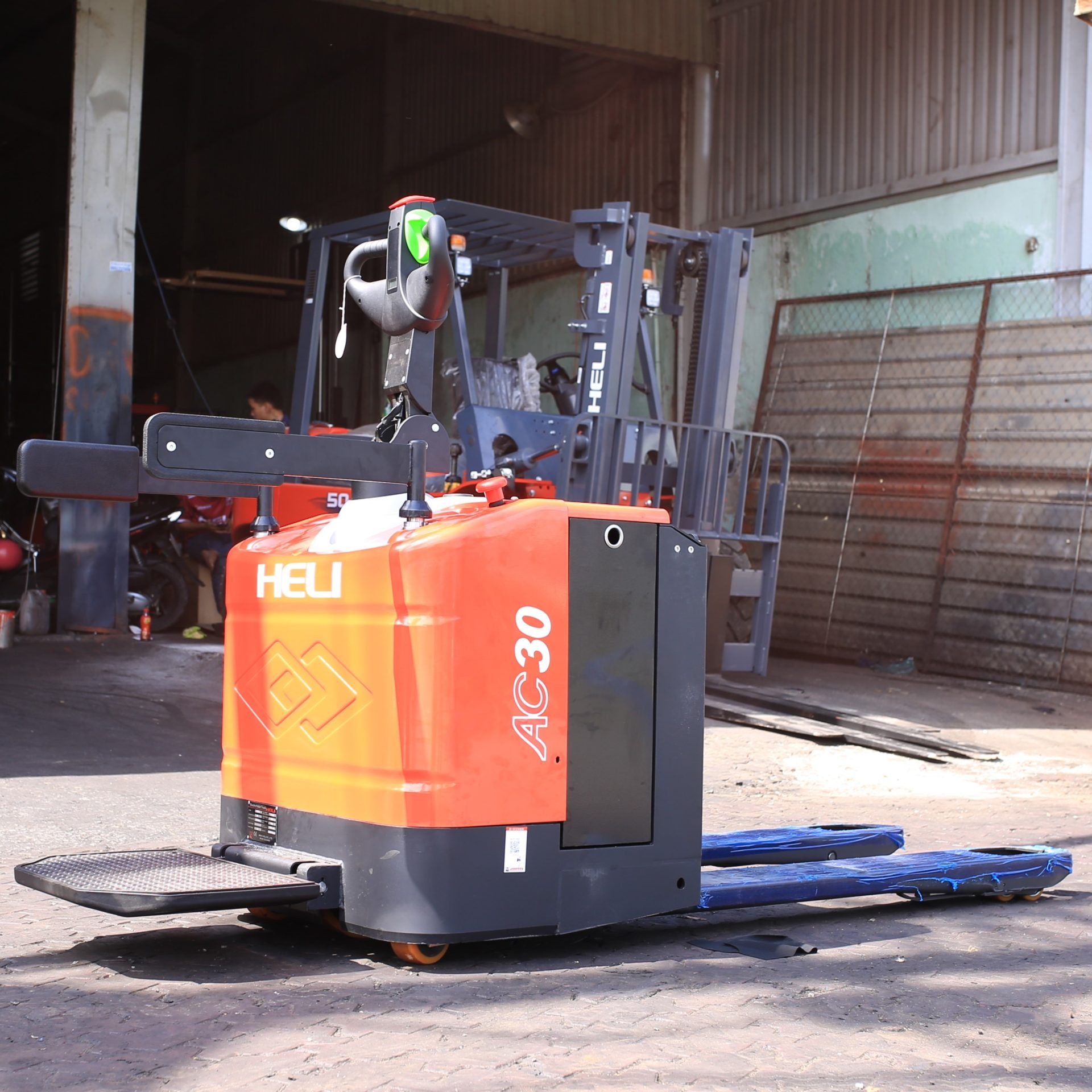 Xe nâng tay điện thấp HELI 3 tấn CBD30-460 - Ảnh 4